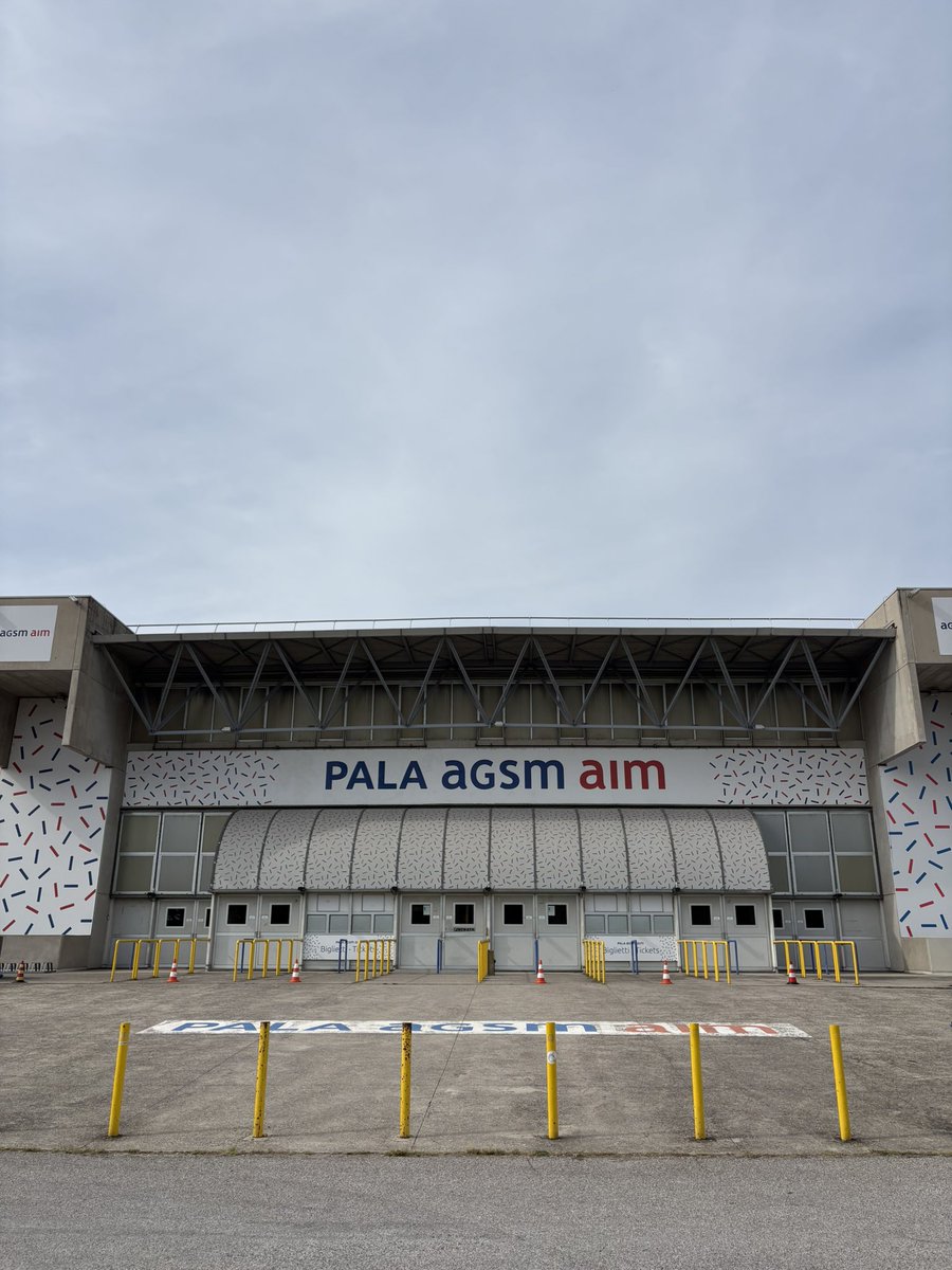 ヴェローナのスタジアムに来ました。
ここが職場です。