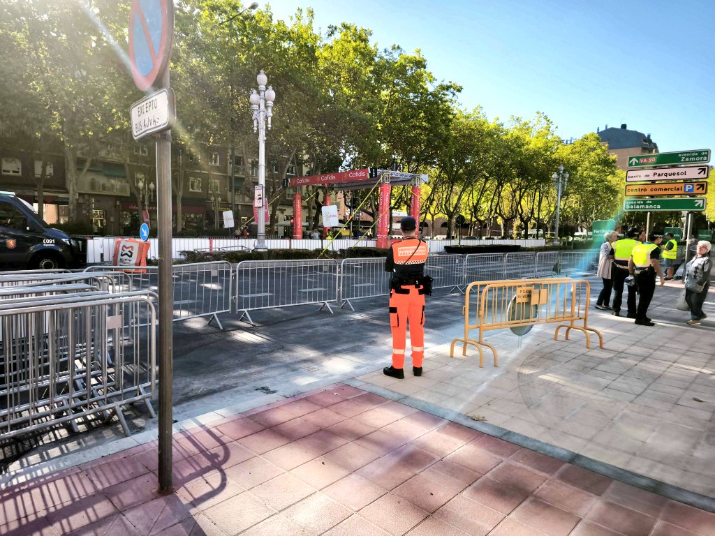 apcvalladolid's tweet photo. Por seguridad, TODAS las vías del recorrido de @lavuelta en #Valladolid se encuentran cortadas ya al #tráfico.

Hasta las 18h, evita desplazamientos en vehículo privado que no sean imprescindibles.

Utiliza vías alternativas como VA30 o Av de Salamanca. https://t.co/XNd2fBhmzz