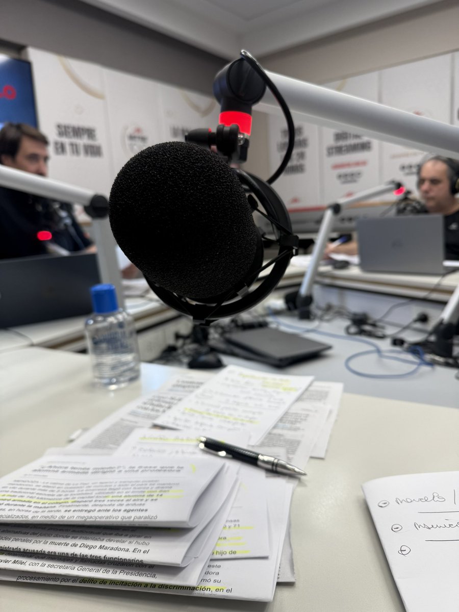 Haciendo “Alguien tiene que decirlo “ en la 📻 líder <a href="/radiomitre/">Radio Mitre</a> con el amigo <a href="/edufeiok/">Eduardo Feinmann</a> y gran equipo , hasta las 10 hs , gracias por acompañarnos ✋/ <a href="/kari10_10/">Kari Labraña♎🌟🌟🌟</a>
