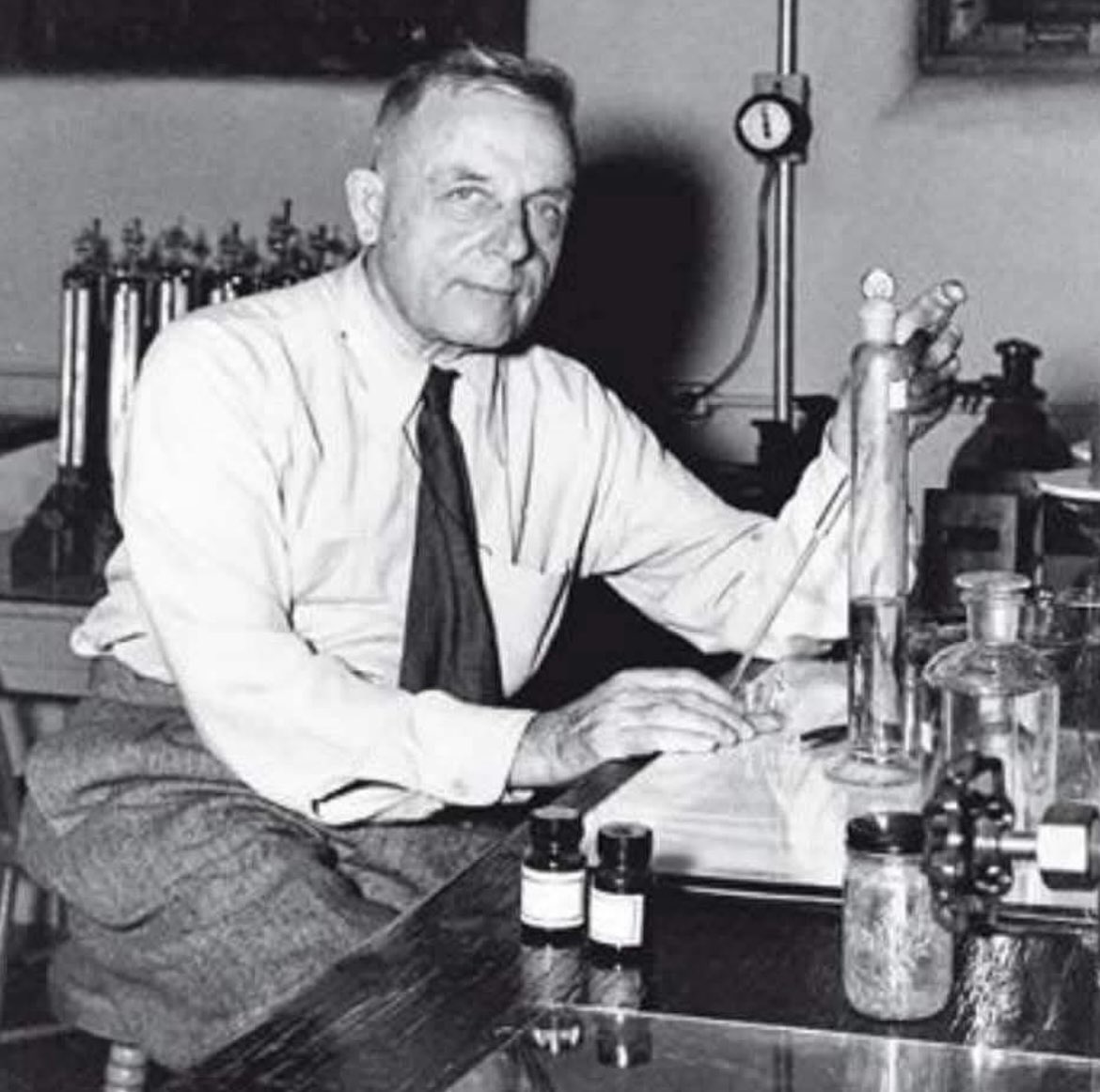 EL EFECTO WARBURG: LA CAUSA DEL CÁNCER

 Otto Warburg fue un médico, bioquímico alemán, premio Nobel de Fisiología en 1931 por descubrir la causa primaria del cáncer y del modo de operar de la enzima respiratoria. Nuestro premio Nobel estaba convencido de que la fermentación era