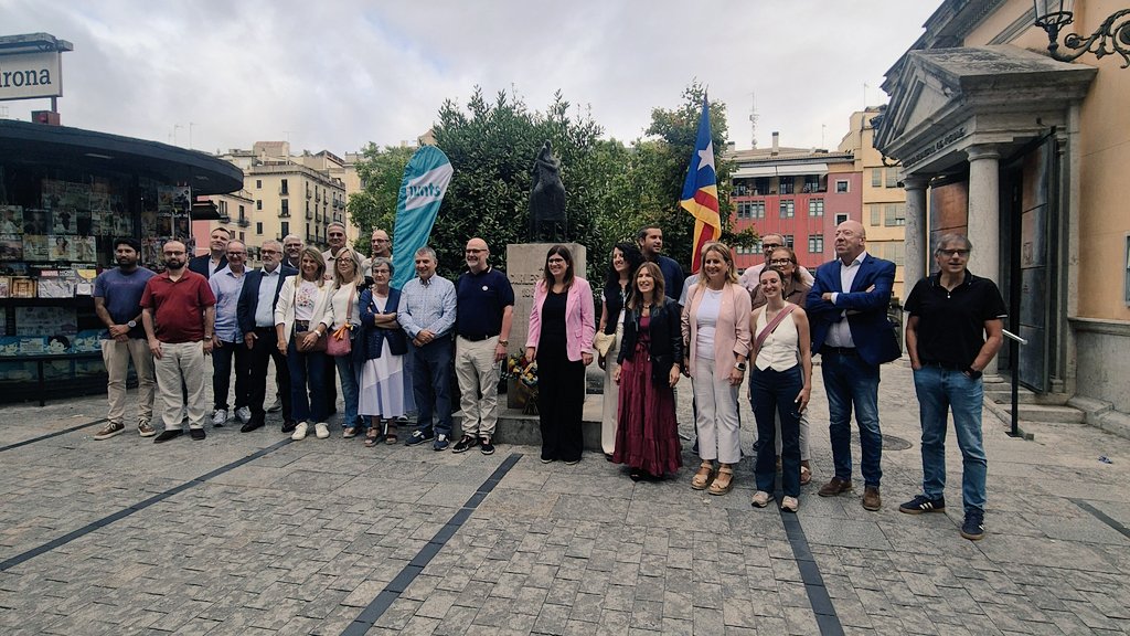 💐 Ofrena floral al monòlit en record a Carles Rahola, amb motiu de la Diada Nacional de Catalunya.

👥️ Hi han intervingut la vicealcaldessa de #Girona, <a href="/GemmaGeis/">Gemma Geis i Carreras 🎗</a>, i el president de <a href="/jxcatGirona/">Junts per Girona</a>, <a href="/peresalo68/">Pere Sa🎗ó 🇪🇺 🇺🇦 #amnistia</a>.

#Diada2025