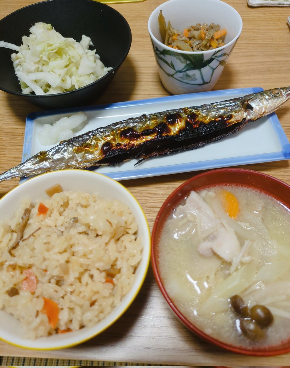 お隣さん(義実家)から秋刀魚(焼いてもらったの)頂きました🍁🍂
美味しいです♡