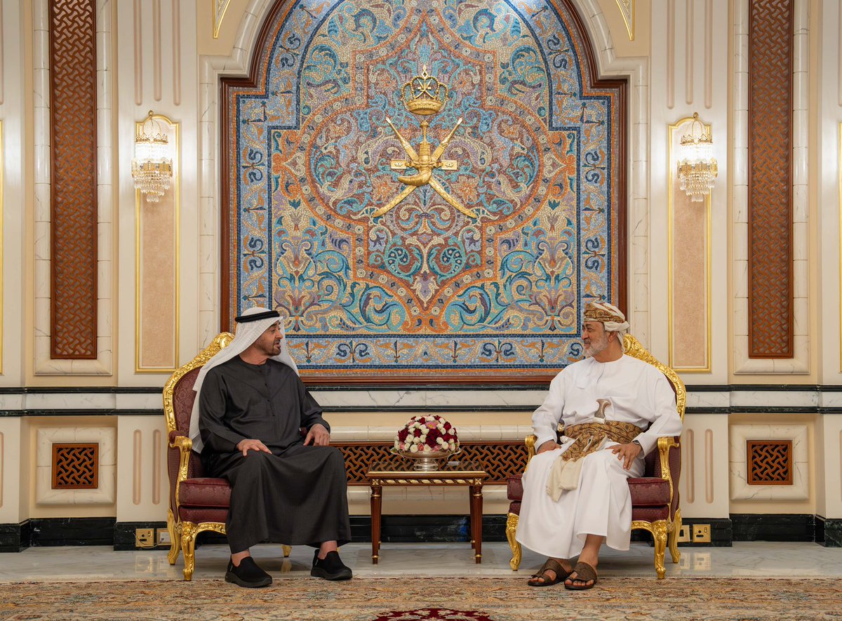 RoyalOmanFamily's tweet photo. جلالةُ السُّلطان المعظّم وأخوه سُموّ الشّيخ رئيس دولة #الإمارات العربية المتحدة الشقيقة /حفظهُما اللهُ ورعاهُما/ يعقدان لقاءً أخويًّا بقصر الحصن العامر بــ #صلالة جرى خلاله استعراضُ عدد من الموضوعات ذات الاهتمام المشترك، وبحث تعزيز مسارات التعاون والشراكة والسبل الرامية لتحقيق السّلام والاستقرار في المنطقة بما يحقق تطلعات الشعوب نحو العيش الآمن الكريم.