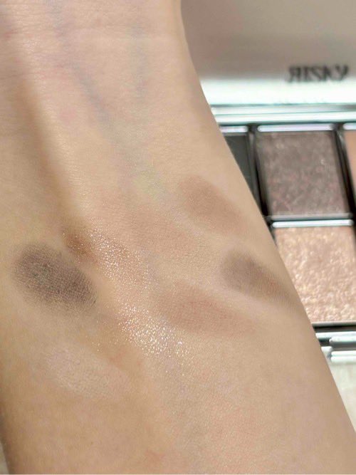 chino_change's tweet image. #PR 韓国のライジングコスメブランド#RISKY のPIGMENT #EYESHADOW PALETTE (Soft Smoky)は高発色のパレット🎨
カラーの配色もユニークで、差し色としてつかったらすごく映えそう🤍
ラメもキラキラで密着してくれるから、綺麗なまま長持ちするよ✨