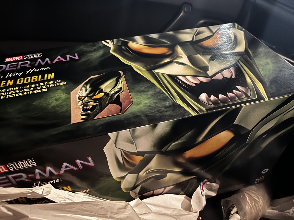 CB_MCU1120's tweet image. ねぇなにこれ！？こんなの助手席に置いてあったっけ？怖いんだけど！

(お友達の蜘蛛さん達に使って欲しくて)

レジェンド買ってステッカーいただくつもりが気がついたらマスクが横にあって…

#HasbroStore