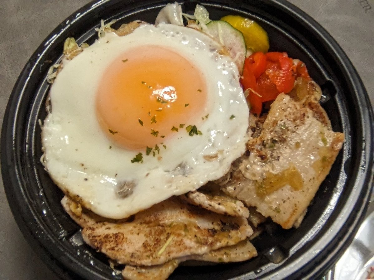 OperaPlusMika's tweet image. #松屋 「コムタム風ポークライス」まだあった！
ここ2日ほど最寄り店舗のモバイルオーダーから姿を消していたので終売かと思ったけど無事に復活してました😭
今回は目玉焼きがプルプルで一番美味しそう
ただ、白身カリカリ仕上げの風味も捨てがたいんですよね