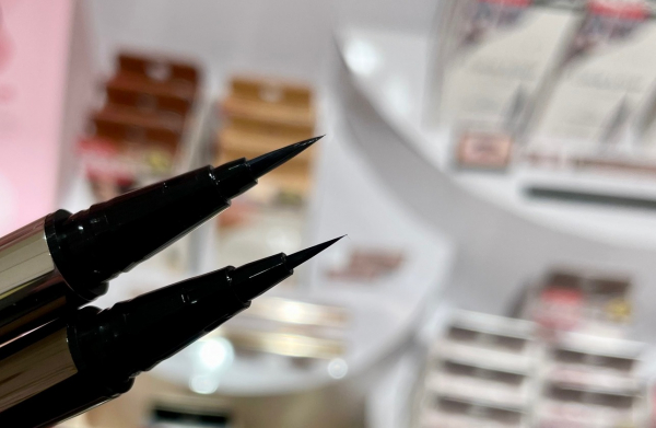 大人気シリーズの【ラブライナー】が
3年半ぶりにリニューアルしました💕

描きやすくてにじみにくいアイライナーで
オリジナルの職人筆を採用！
カラバリも多くてメイクに合わせやすい✨

今回極細ライン書ける筆先0.01㎜の
極細リキッドアイライナーが新発売！