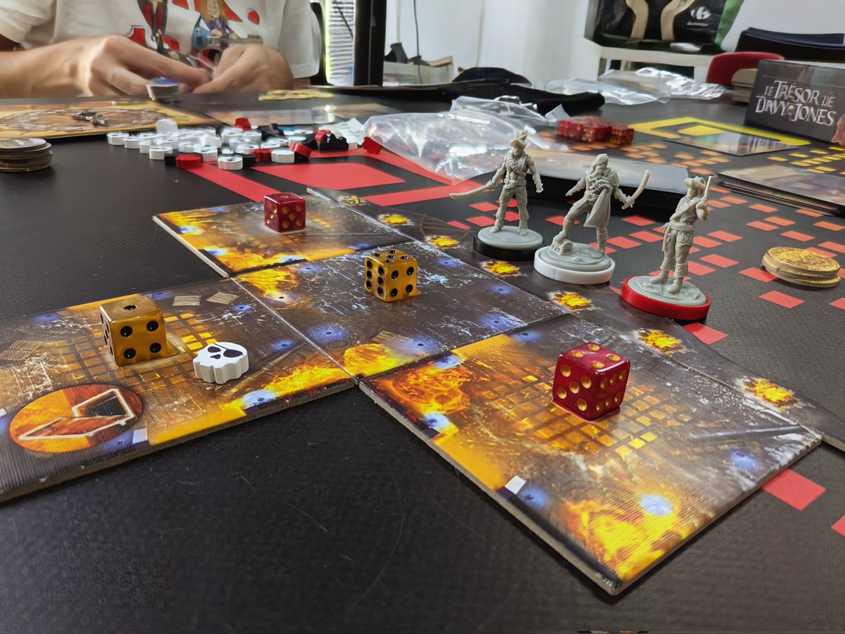 No sabemos si, como dice la canción, 🎶 la vida pirata es la vida mejor 🎶, pero lo que sí sabemos es que, en la partida de ayer, tres de nuestros socios las pasaron canutas para hacerse con los tesoros en "Dead men tell no tales", #juegodemesa cooperativo para 2 - 5 jugadores ☠️