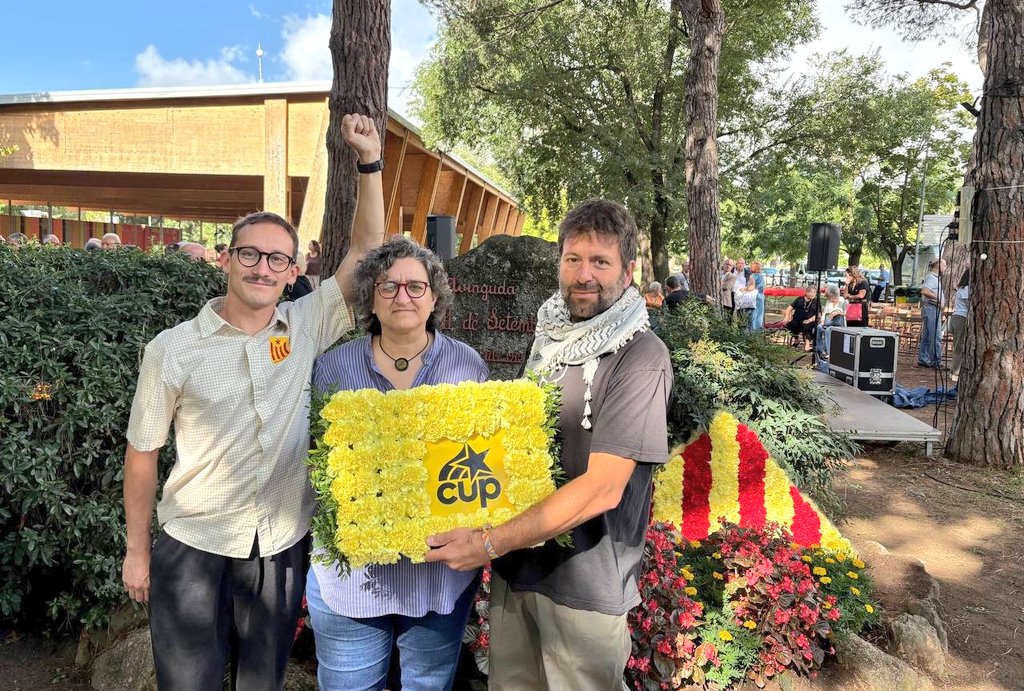 💐🌼 Aquest matí, els regidors de la <a href="/cupcardedeu/">CUP Cardedeu</a>, <a href="/blaitc/">Blai</a>, <a href="/falguera_merce/">Mercè Falguera</a> i <a href="/NicoPlanterose/">Nico Planterose</a> han participat a l'ofrena floral a Cardedeu amb motiu de la #Diada. Pel nostre país, per la nostra llengua i per la nostra classe: INDEPENDÈNCIA! ✊