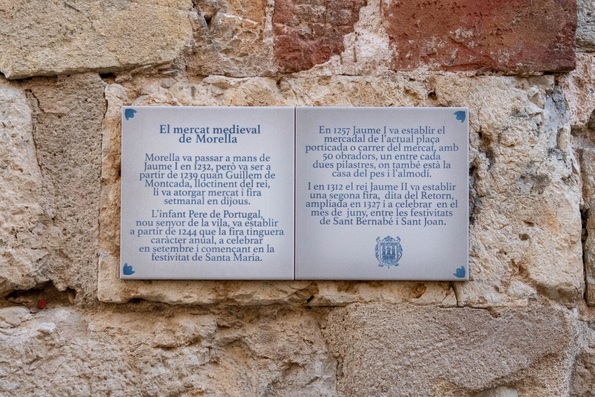 🐑🐮 L'Ajuntament de #Morella ha instal·lat uns taulells commemoratius a la plaça sobre l'origen de la fira i el mercat, ambdós de l'època medieval i estretament relacionats