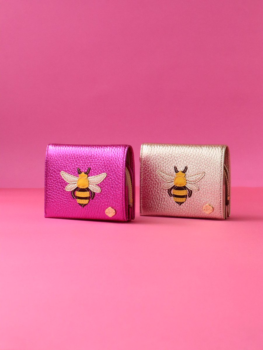 Fioraia366's tweet photo. 【大阪とFIORAIAオンラインストア数量限定 】
蜂のピンク箔革MINI WALLET作りました🐝🩷オンラインストアでの販売は9/末を予定。
持つだけで力強くなれるキラキラの蜂のピンク🩷ぜひ見に来て頂けたら嬉しいです✨
【 阪神梅田百貨店　POP UP STORE 】
2025.9.17（wed)~9.23(tue)
阪神梅田百貨店　2階 https://t.co/xzD1ql5fir