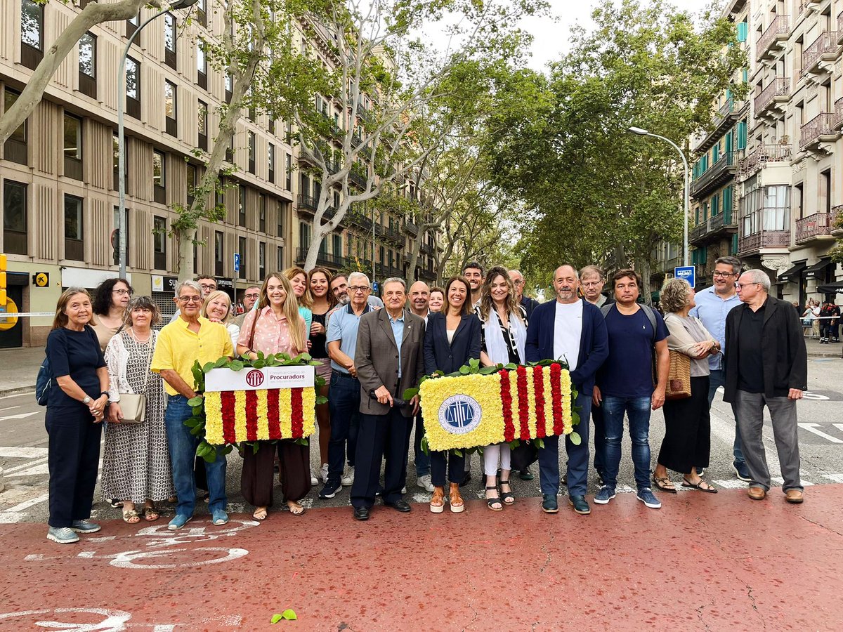 ❤️Amb motiu de la Diada Nacional de Catalunya, aquest matí, una representació de <a href="/procuradorscat/">Procuradors catalans</a>
juntament amb <a href="/conselladvocat/">Consell de l’Advocacia Catalana</a> ha assistit a la tradicional ofrena floral al monument de Rafael Casanova. Des del Consell us desitgem una molt bona Diada!