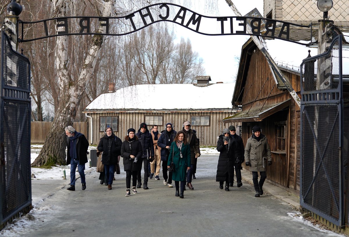 En esta foto del viaje de Ayuso a Cracovia se ve a David Hatchwell junto a la presidenta. El empresario sionista siempre está presente en esos viajes. 

En ese viaje Ayuso anunció la cesión a la Fundación Hispano-Judía (Una fundación privada de Hatchwell) de un edificio de Metro