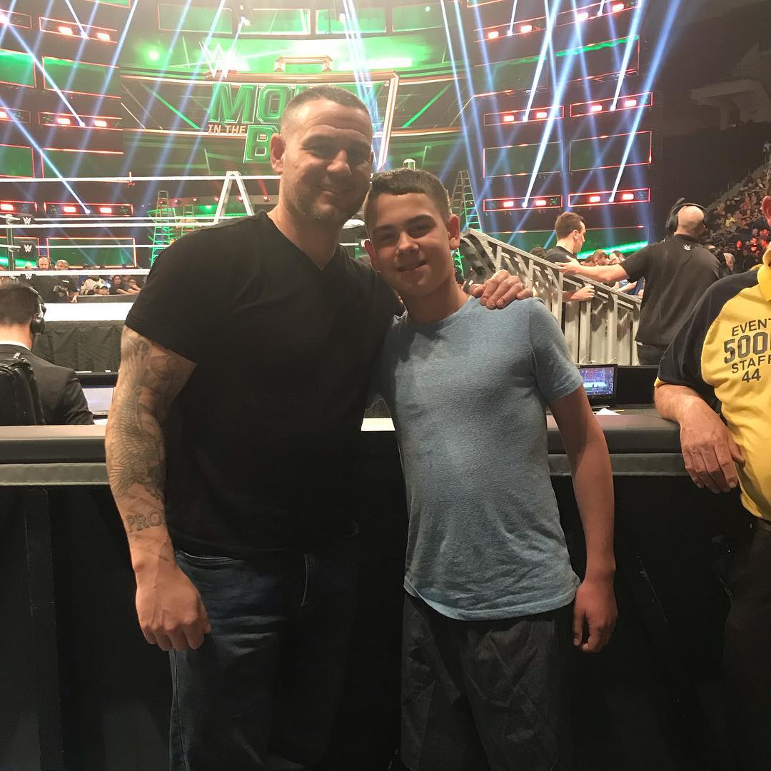 „Ich hatte heute Abend mit meinem Sohn eine tolle Zeit beim WWE-Schauen! Es gibt nichts Schöneres, als solche Momente gemeinsam zu erleben. Jetzt sind wir zu Hause, ruhen uns aus und gehen die besten Momente noch einmal in Gedanken durch. 🖤💤 #WWERaw