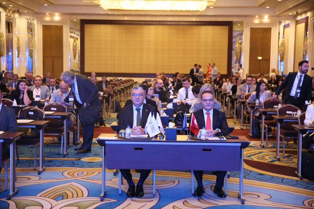UABakanligi's tweet photo. Avrupa İmar ve Kalkınma Bankası (EBRD) ve Avrupa Birliği iş birliğiyle gerçekleştirilen “Denizcilikte Karbonsuzlaştırma ve Yeşil Denizcilik” programı Ankara’da gerçekleştirildi.

🌍 Programda; Bakan Yardımcımız Durmuş Ünüvar, EBRD Direktörü Sn. Elisabetta Falcetti ve AB Delegasyonu Başkan Yardımcısı Sn. Jurgis Vilcinskas ile bir araya gelerek Türk denizciliğinin mevcut durumu ve geleceğine ilişkin hedef, politika ve stratejilerimizi paylaştı. 

#TürkiyeHızlanıyor 🇹🇷