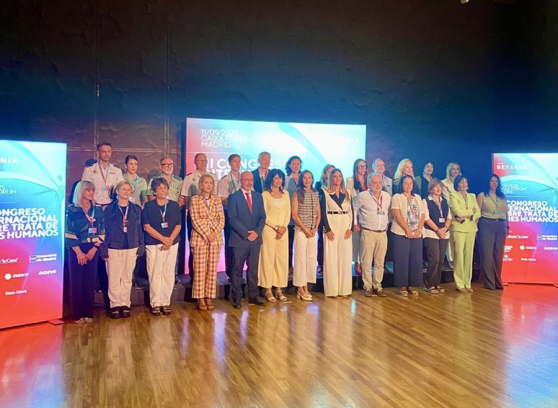 Gracias, S.M. La Reina Letizia <a href="/CasaReal/">Casa de S.M. el Rey</a>, por apoyar y visibilizar nuestro trabajo en la lucha #contralatrata y nuestro proyecto de atención integral de <a href="/APRAMP/">APRAMP</a>, luciendo el chaleco confeccionado por las supervivientes del #EquipoDeModa de <a href="/APRAMP/">APRAMP</a>.