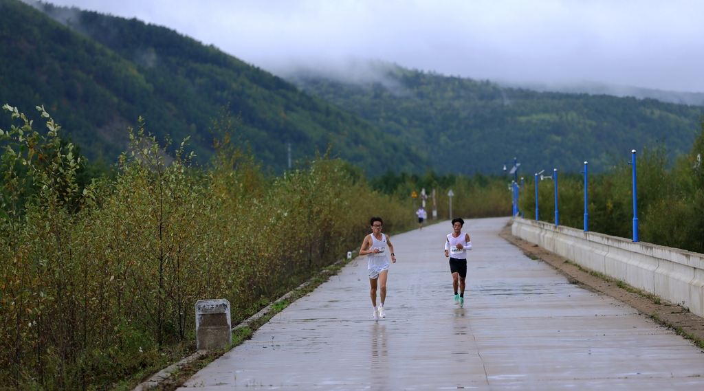 ChinaDaily's tweet photo. While many cities in China are still experiencing temperatures above 30 degrees Celsius, #Mohe, the northernmost city, began supplying heat to its residents on Tuesday, 16 days ahead of schedule. On this day, the city recorded a low temperature of 7.8 degrees Celsius. https://t.co/YcplIkgal3
