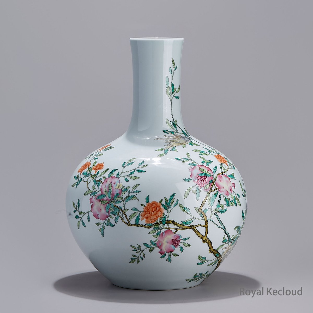 Royal_Kecloud's tweet photo. Famille Rose Porcelain Vase with Nine Peaches, exclusively for Qian Long emperor, Qin Dynasty, representing health and happiness. Painted with natural colorful minerals, fired up to 1280°C in kiln to form the finest decor arts. Keep forever like a diamond. https://t.co/hwC0RYfvCF