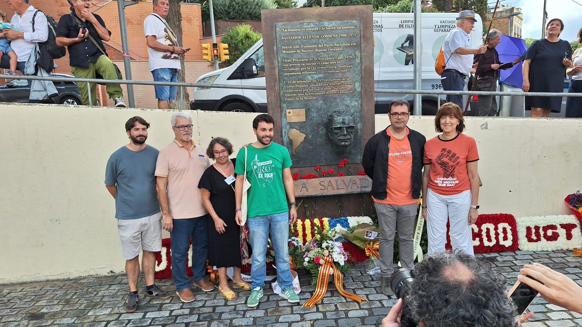 A l’acabar l’acte fem l’ofrena del Casal Irla al President xilè Salvador Allende. 

Gràcies al comitè <a href="/AllendeBcn/">Comitè Ciutadà per l'Homenatge a Salvador Allende</a> per l’organització excel·lent com cada any. 

“La història és nostra i la fan els pobles.”