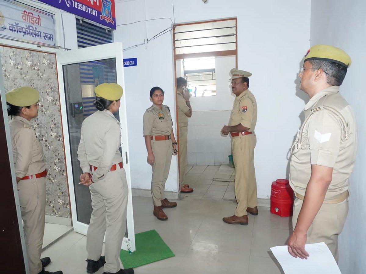 rampurpolice's tweet photo. अपर पुलिस अधीक्षक, रामपुर व क्षेत्राधिकारी शाहबाद द्वारा साइबर क्राइम के संबंध में साइबर थाना व साइबर सैल के कर्मचारियों के साथ गोष्ठी कर सम्बन्धित को आवश्यक दिशा-निर्देश दिये गये ।
#UPPolice 
#Rampurpolice https://t.co/VYJ6yyyvyu