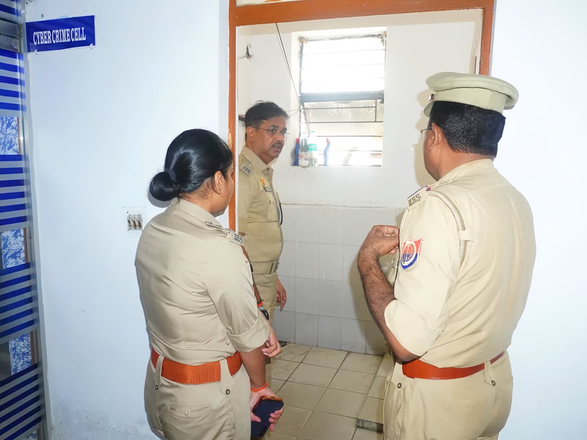 rampurpolice's tweet photo. अपर पुलिस अधीक्षक, रामपुर व क्षेत्राधिकारी शाहबाद द्वारा साइबर क्राइम के संबंध में साइबर थाना व साइबर सैल के कर्मचारियों के साथ गोष्ठी कर सम्बन्धित को आवश्यक दिशा-निर्देश दिये गये ।
#UPPolice 
#Rampurpolice https://t.co/VYJ6yyyvyu