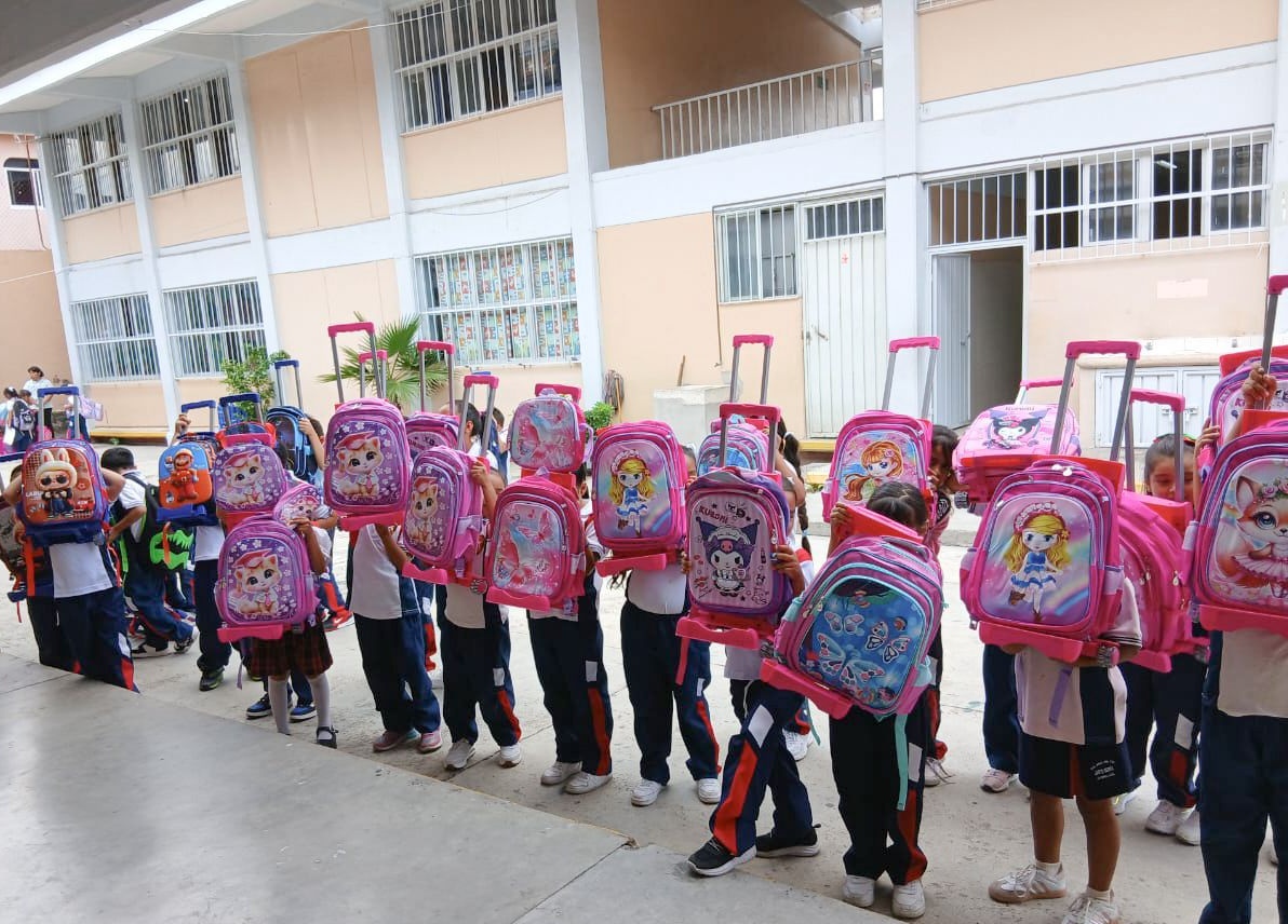 ¡Este Regreso a Clases… te pone la mochila!
El Ayto. ha comenzado con la entrega D mochilas para los más pequeñitos D 1ro y 2do D primaria.
El alcalde Eder Rodríguez Casillas y personal entrega estudiantes que faltaban, te invitamos a no faltar a tu escuela X recibir tu mochila.