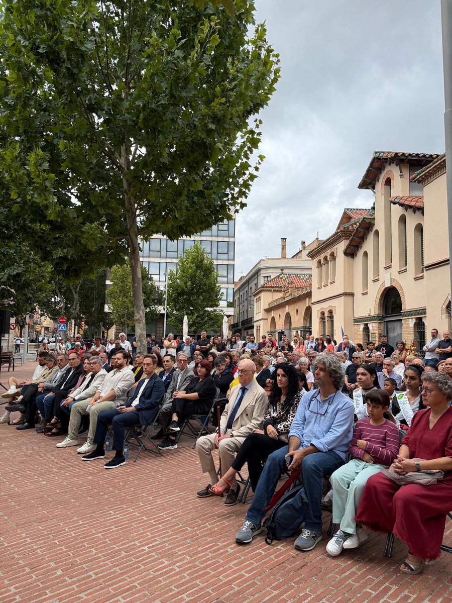 💐 Des de Junts per #Figueres us desitgem una bona #Diada Nacional de Catalunya, avui, amb la tradicional ofrena floral al Monument als Drets dels Pobles. 

#11S <a href="/JuntsAltEmporda/">Junts per Catalunya Alt Empordà 🎗️</a>