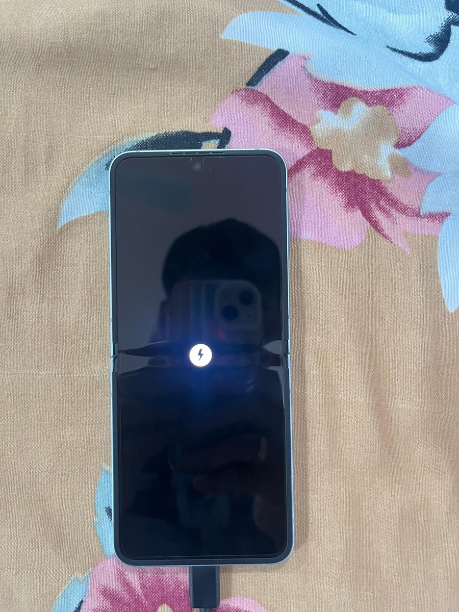 Chirag6Chirag's tweet photo. Samsung promises 7 years of updates, but the hardware didn’t last 2?
This is unacceptable for a premium device. 
Disappointed.  
 #FoldableFail #flip6 #PremiumPhoneProblems #ConsumerAwareness 
 @SamsungIndia @SamsungMobile @MKBHD @GyanTherapy @Sillycorns @TechBurner @CEOofSamsung https://t.co/8ekqyV9QYB