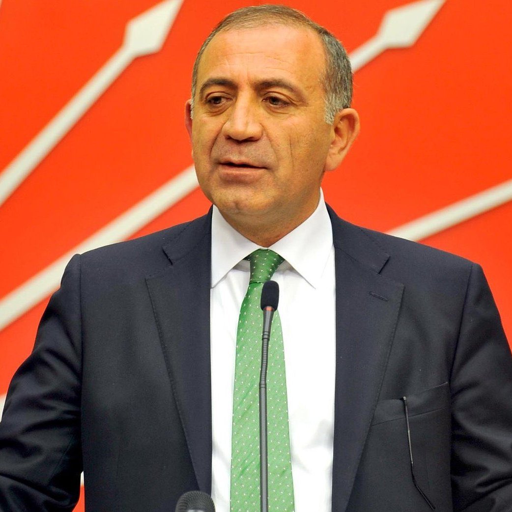 Kayyum başkan Gürsel Tekin, mahkemenin esastan ret kararı sonrası yetkisiz kaldı.

Tekin, artık il başkanlığı binasına giremeyecek.