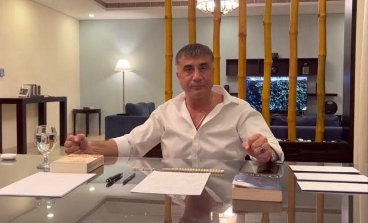 Yumuşak başlı isem,
Kim dedi uysal koyunum?
Kesilir belki, fakat
Çekmeye gelmez boynum..!
(Mehmet Akif Ersoy)

<a href="/sedat_peker/">Sedat Peker</a>