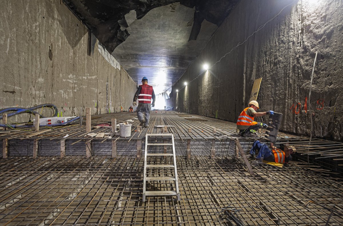 Tunel tramwajowy do Dw. Zachodniego coraz głębszy: W ostatnich dniach budowa tunelu tramwajowego, który ma połączyć ul. Bitwy Warszawskiej 1920 r. z wybudowaną już konstrukcją podziemnego przystanku tramwajowego na Dw. Zachodnim, weszła w kluczową fazę. Tunel budowany jest metodą