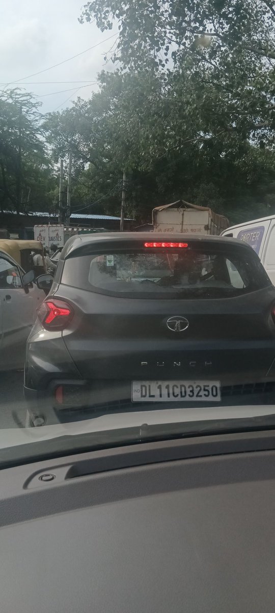 निवेदन है कि मैं आपका ध्यान रानी झांसी फ्लाईओवर से पहले स्थित गोलचक्कर पर रोज़ाना लगने वाले भीषण ट्रैफिक जाम की ओर दिलाना चाहता हूँ। इस क्षेत्र में सुबह और शाम के समय ट्रैफिक की स्थिति अत्यंत गंभीर हो जाती है, जिससे आमजन को भारी परेशानी उठानी पड़ती है। <a href="/dtptraffic/">Delhi Traffic Police</a> <a href="/CMODelhi/">CMO Delhi</a>