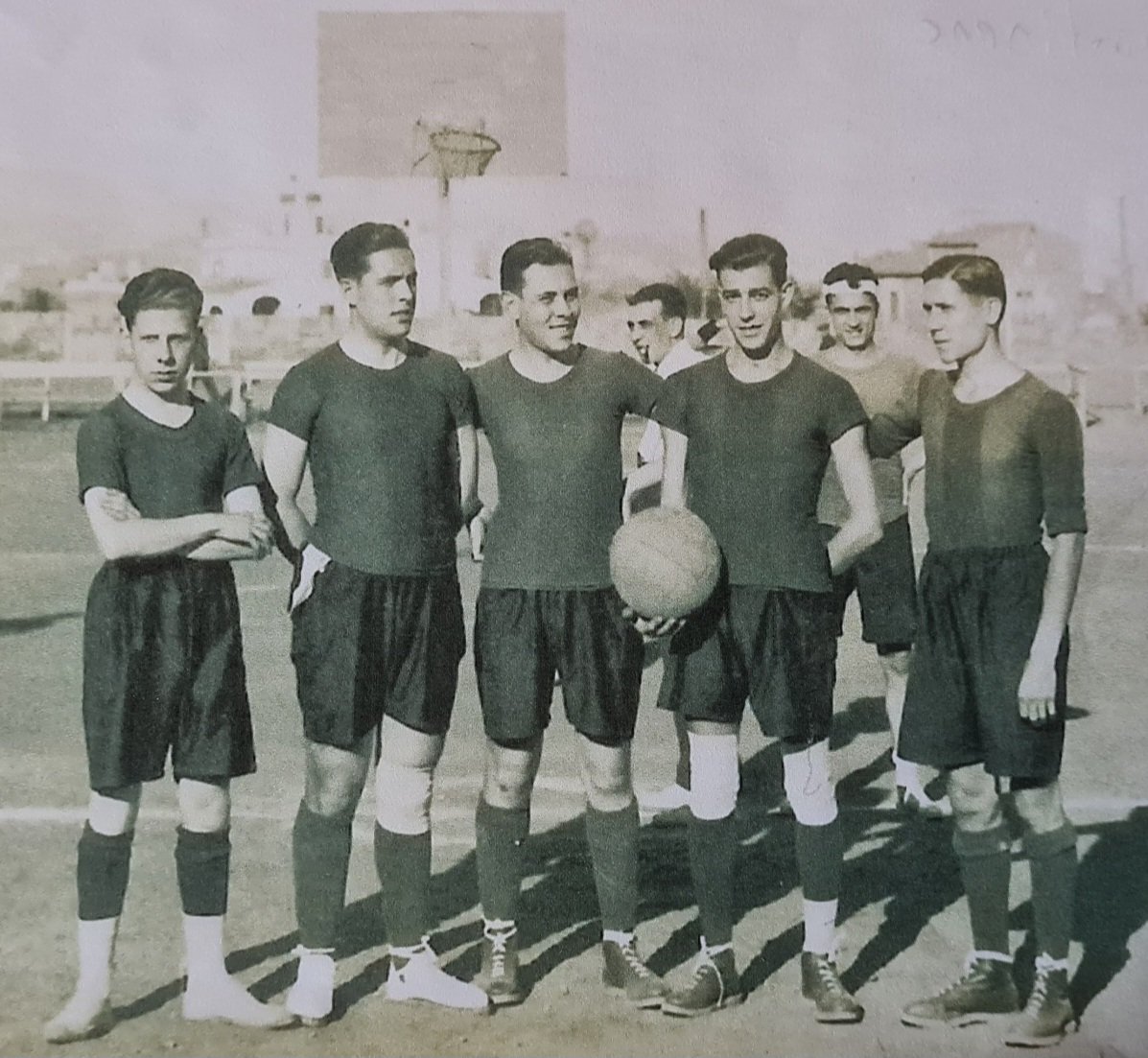 Francesc Fernandez (@francescferna12) on Twitter photo <a href="/FCBbasket/">Barça Basket</a> L'any 1927 el <a href="/FCBbasket/">Barça Basket</a> jugà per primer cop un 11 de setembre: un amistós a casa, al Sol de Baix, contra el Regimiento Alcántara (equip militar, base del futur RCD Espanyol) amb victòria 10-6 en plena dictadura de Primo de Rivera, per tant sense cap mostra de catalanisme. <a href="/FCBbasket/">Barça Basket</a> L'any 1927 el <a href="/FCBbasket/">Barça Basket</a> jugà per primer cop un 11 de setembre: un amistós a casa, al Sol de Baix, contra el Regimiento Alcántara (equip militar, base del futur RCD Espanyol) amb victòria 10-6 en plena dictadura de Primo de Rivera, per tant sense cap mostra de catalanisme.