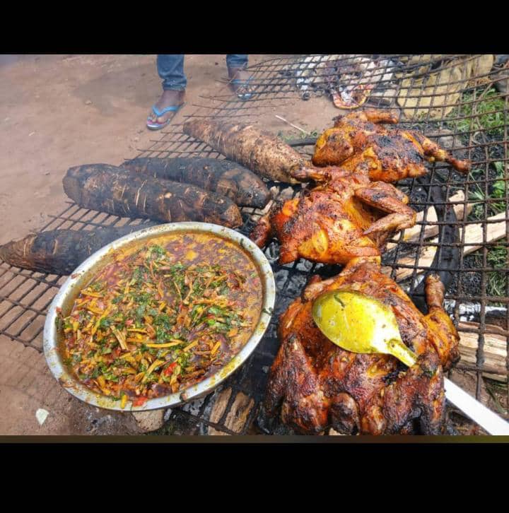 Cdazlyn's tweet image. Please Nnewi/Anambra lovelies, I sell good igbo food and cater for events. BIKO PATRONIZE THIS BABYGIRL...I make very delicious abacha, ukwa, roasted yam with ugba sauce,  Isi-ewu, nkwobi, peppered snail, ukwu efi, soups, all kinds of rice, different peppersoups etc