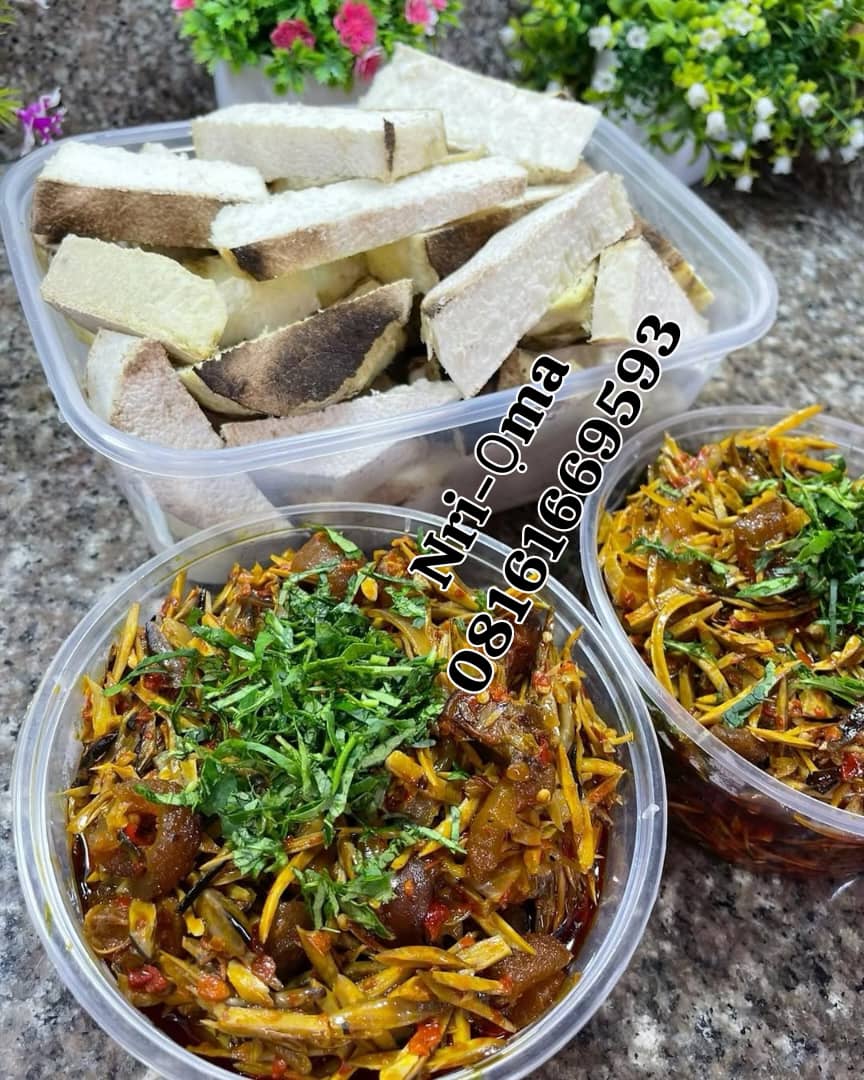 Cdazlyn's tweet image. Please Nnewi/Anambra lovelies, I sell good igbo food and cater for events. BIKO PATRONIZE THIS BABYGIRL...I make very delicious abacha, ukwa, roasted yam with ugba sauce,  Isi-ewu, nkwobi, peppered snail, ukwu efi, soups, all kinds of rice, different peppersoups etc