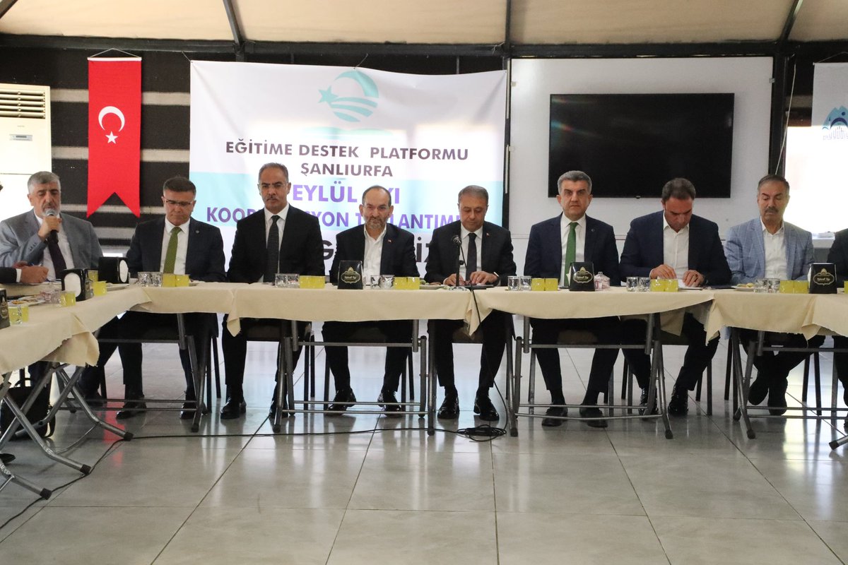 mehmetkusnet's tweet photo. Eyyübiye Belediyemizin Kitap Otağında düzenlenen Eğitime Destek Platformu Şanlıurfa Eylül ayı Koordinasyon Toplantısında;
Şanlıurfa Valimiz Sn. Hasan Şıldak, Eğitime Destek Platformu Başkanımız Sn. Zeynel Önal, il-ilçe başkanlarımız, AK Parti İl Başkanımız Sn. M. İlhami Günbegi, İlçe Başkanımız Sn. Süleyman Elgün, İl Müftümüz Sn. Ramazan Tolan, İl Milli Eğitim Müdürümüz Sn. Asım Sultanoğlu ve STK temsilcilerimizle bir araya geldik.

Ortak akıl ve güçlü iş birliğiyle; çocuklarımızın ve gençlerimizin milli ve manevi değerlerle donanmış, sağlam bir geleceğe hazırlanması için çalışmalarımızı sürdüreceğiz.