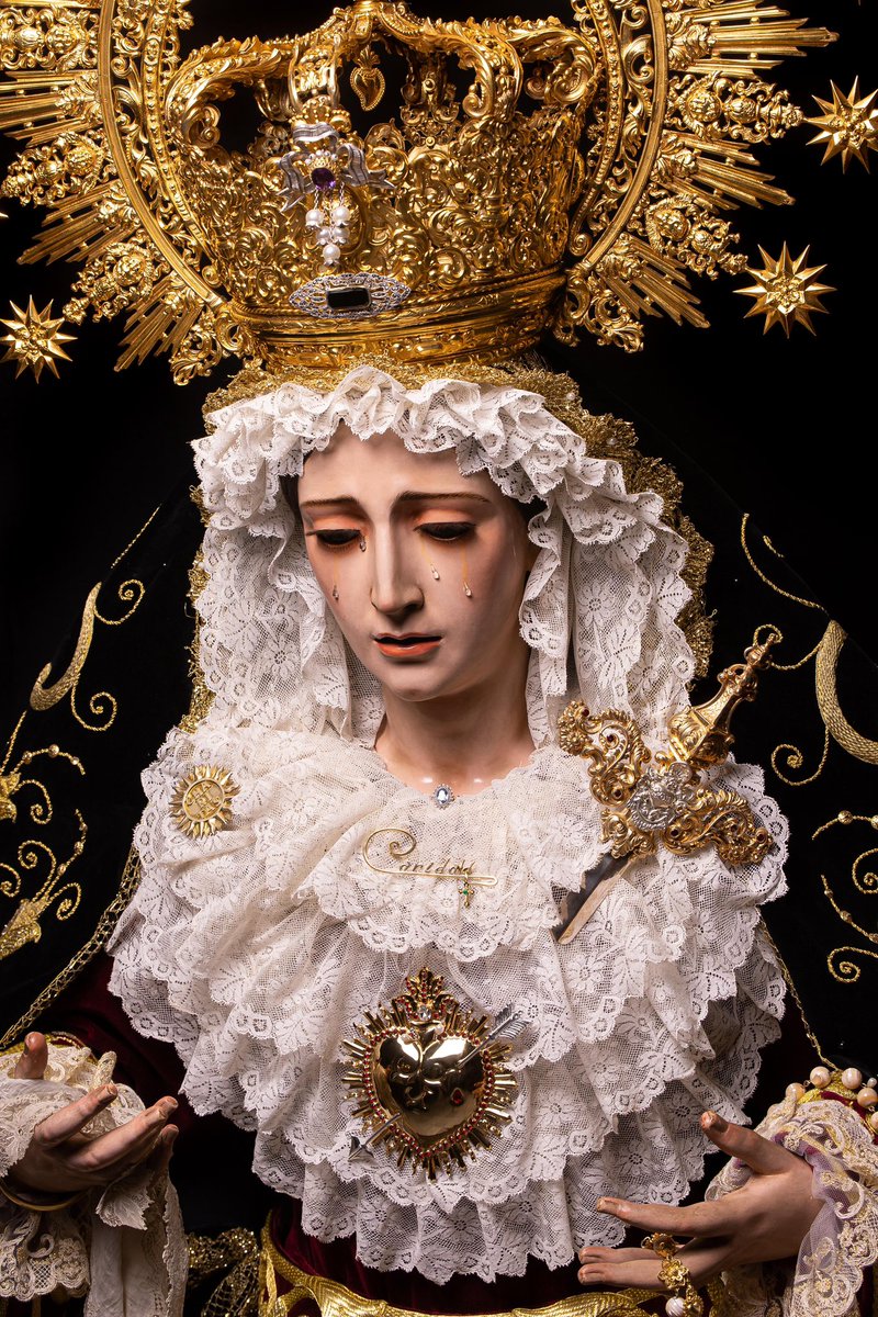 ❤️‍🔥 Nuestra Señora de la Caridad ataviada para su Solemne Triduo.

Para la ocasión, presenta los siguientes estrenos:

• Saya confeccionada por el Taller de Bordados de la Hermandad con diseño de Juanjo Galiano.

• Encaje de valencienne de principios de siglo XX regalado por un