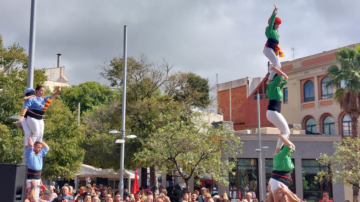 Celebració institucional de la Diada de Catalunya a la plaça de la Vila amb l'ofrena floral d'homenatge a la senyera de més d'una seixantena d'entitats de la ciutat
Abans s'ha fet la hissada de la senyera i després una exhibició castellera amb <a href="/cdesantacoloma/">Castellers de Santa Coloma</a> i <a href="/cclaietansgram/">Laietanes i Laietans de Gramenet</a>