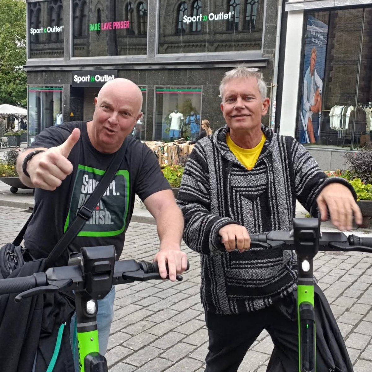 ForHN's tweet image. På scenen i =OsloSpelet ble rusavhengige jaget og ransaket av politiet. Blant publikum satt Jan Ivar Småvik, som selv patruljerte Oslo-gatene på 1990-tallet. Han er nå politi på Ørlandet og medlem i Foreningen for human ruspolitikk.
rus.no/aktuelt/vi-kal…