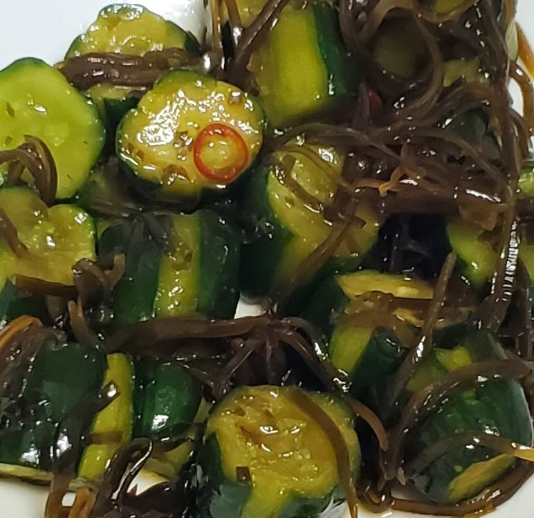 今日のきゅうりです

「塩昆布ときゅうりの浅漬け」です🥒
ごま油と浅漬けの素で漬けました
塩昆布入れすぎてしょっぱめです

かんぱーい🍹