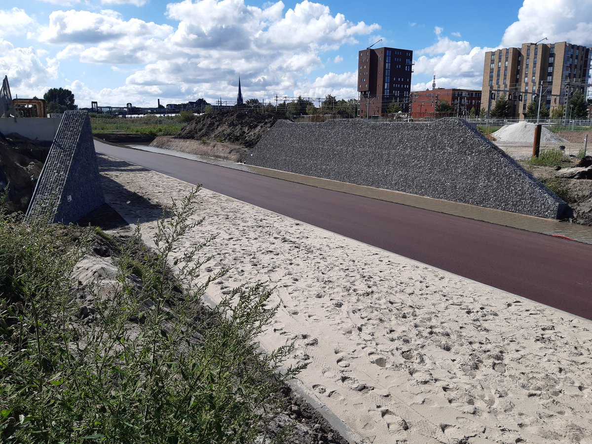 De ongelijkvloerse kruising bij de #beneluxbaan in #woerden krijgt steeds meer vorm. Veilige brede onderdoorgang voor fietsers tussen station en #snellerpoort. En de #doorfietsroute over het Ellen van Dijkfietspad naar #harmelen is ook weer open. <a href="/gemeentewoerden/">gemeente Woerden</a> <a href="/fietsersbond/">Fietsersbond</a>