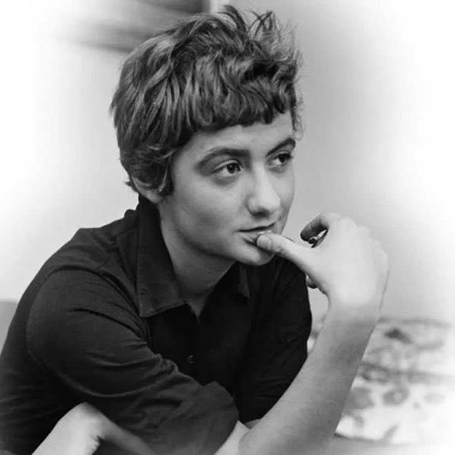 "La felicidad, consiste en gozar de buena salud, en dormir sin miedo y despertar sin angustia".

Françoise Sagan.