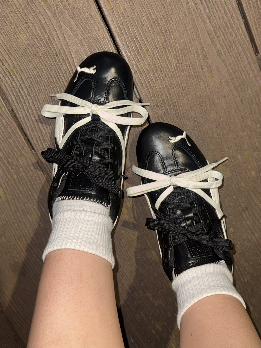 로제푸마 블랙 샀어요🖤🤍
너무너무 예쁨 그리고 착용감 짱좋음
사이즈는 전 정사이즈 추천해요!
저는 매장에서 스피드캣라인 신어보고
주문한건데 정사이즈가 훨씬편했어요 
발볼이 엄청나게 넓은거 아닌이상
정사이즈가 충분할꺼같다는 판단입니다✔️
신었을때가 더 예뻐요..