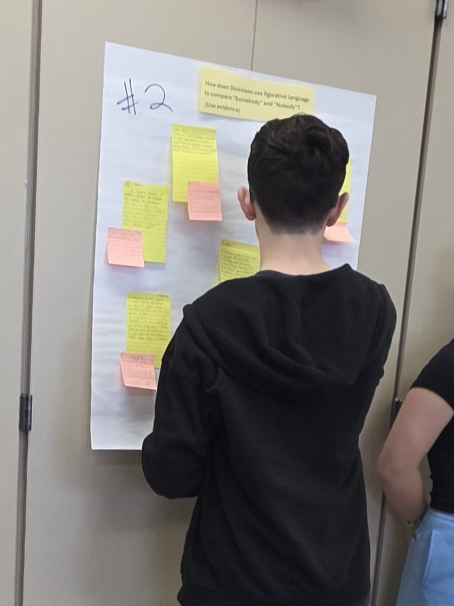 MsMcCracken1's tweet image. Students in Mrs. Roth&apos;s class engaged in a feedback cycle to clarify and revise thinking around a text. #RusheNation #SoaringtoExtraordinary #RavensFueltheFire @rushemiddle