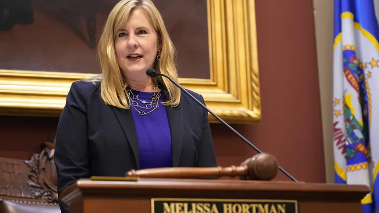 <a href="/Birgit_Kelle/">Birgit Kelle</a> Das ist Melissa Hortman, Sie war Ehefrau und Dem. Politikerin und wurde zusammen mit Mann von einem Maga Anhänger im Jun erschossen, am helllichten Tag.

Ihr vergehen: sie war nicht rechts.

Der widerwärtige Teil der MAGA-Gemeinde feierte Ihren Tod. Was sind das nur für Menschen?