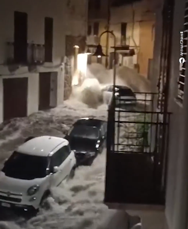 DanieleDann1's tweet photo. 🔴 #Maltempo, notte di paura ad #Alcamo: strade come fiumi in piena.
Caduti circa 35 mm di pioggia in poche ore: in tilt la rete di deflusso e ravolto le travolgendo le vie cittadine con una furia tale da trascinare via diverse auto
(Video su https://t.co/qhBm187KBY)
#Sicilia https://t.co/pwPuhANcrn