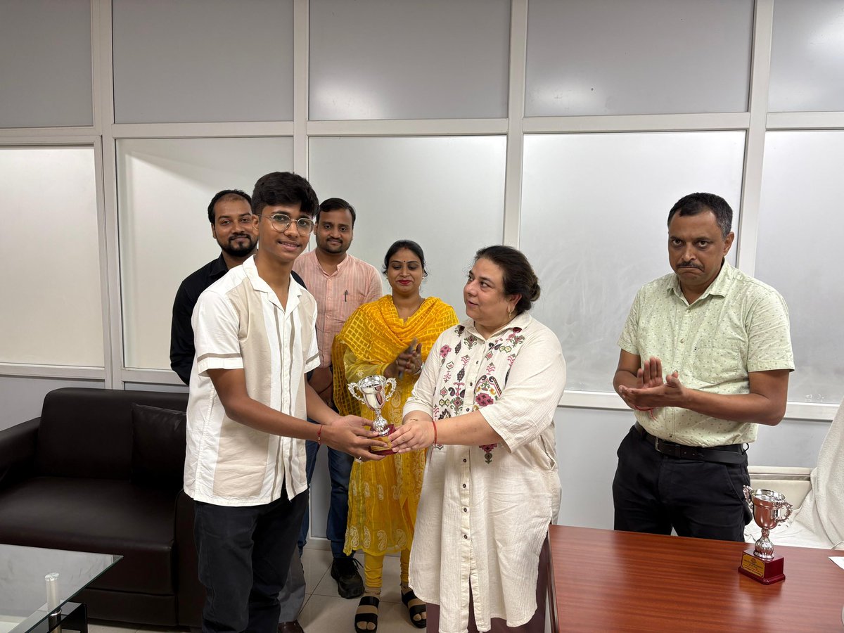 TABLE TENNIS CHAMPIONSHIP 2025.21 students of IMS participated in the event. The winners of Boys Category is Tanmay Jain student of BBA SEM 1 and girls category is Ananya Gupta of BBA SEM1. The winners were presented Trophies by OSD IMS .⁦<a href="/KhannaManuka/">Prof.Manuka Khanna, University of Lucknow</a>⁩ ⁦<a href="/dswlkouniv/">Dean Students’ Welfare, UoL</a>⁩
