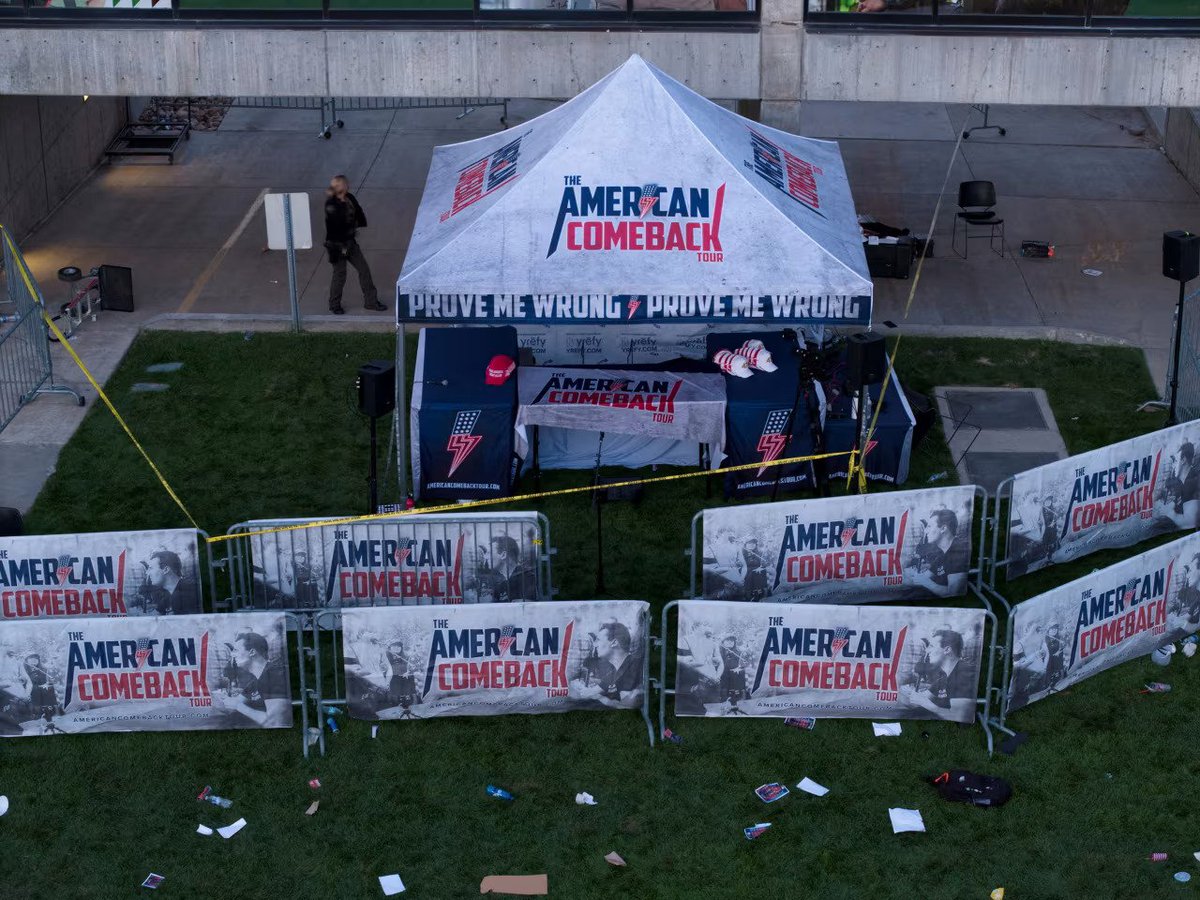 MarioNawfal's tweet image. 🚨🇺🇸 SHOOTER STILL AT LARGE AFTER CHARLIE KIRK ASSASSINATION ON UTAH CAMPUS

A national manhunt is underway after conservative activist Charlie Kirk was shot and killed at Utah Valley University.

Authorities say they recovered the weapon, which was allegedly covered in phrases…