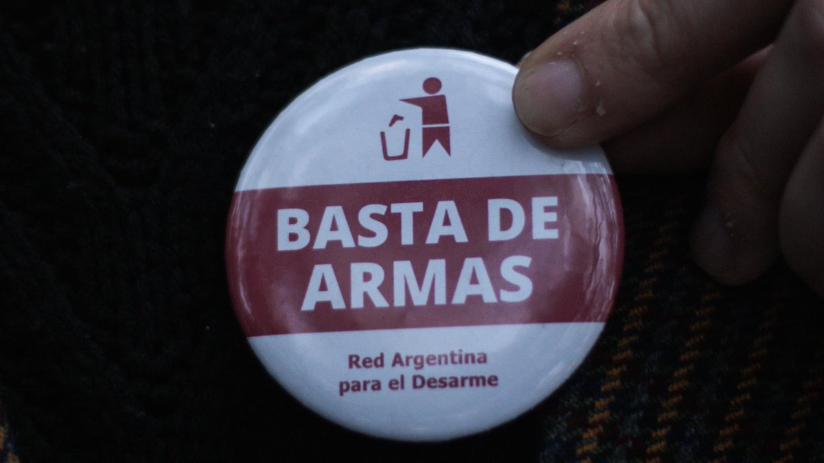 LAS ARMAS NO NOS PROTEGEN
LAS ARMAS NOS PONEN EN RIESGO 
La falta de control de armas provoca tragedias como la de ayer en una escuela de Mendoza. El 50% de los homicidios con armas surgen de discusiones, riñas o conflictos cotidianos. Un arma en una casa es un peligro: habilita