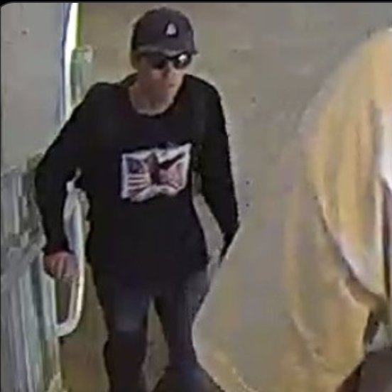 MarioNawfal's tweet image. 🚨🇺🇸 SHOOTER STILL AT LARGE AFTER CHARLIE KIRK ASSASSINATION ON UTAH CAMPUS

A national manhunt is underway after conservative activist Charlie Kirk was shot and killed at Utah Valley University.

Authorities say they recovered the weapon, which was allegedly covered in phrases…